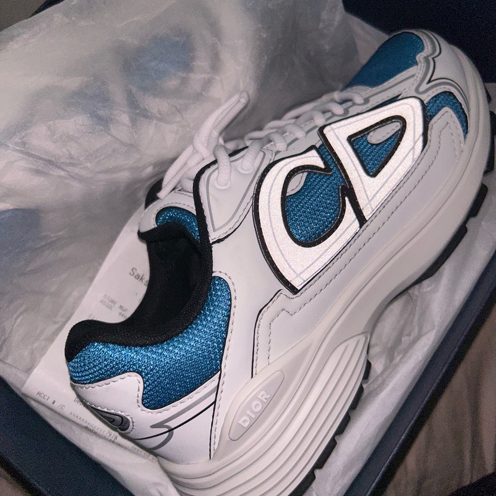 Only worn once , Comes with box and extra shoe strings (